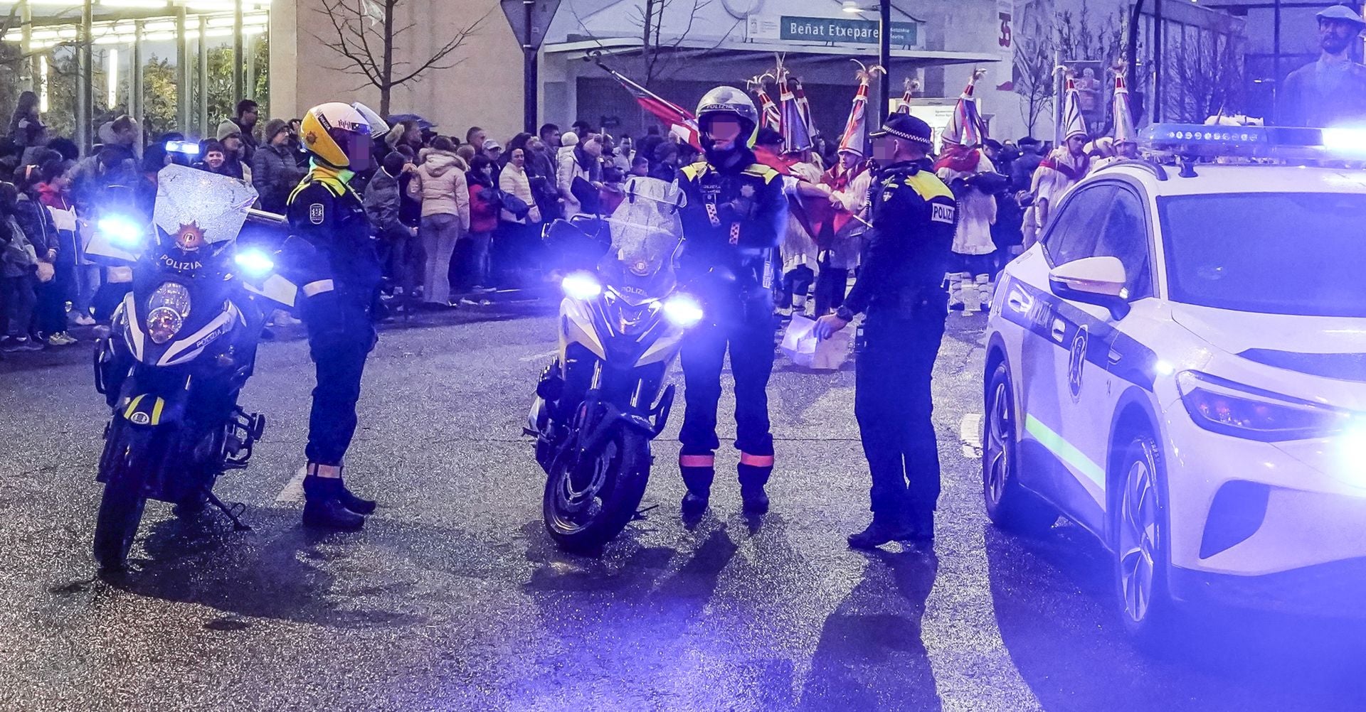 Efectivos de la Guardia urbana, a la cabeza del desfile de Olentzero y Mari Domingi.