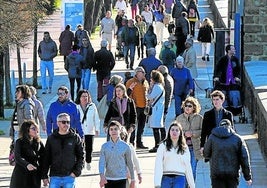 El paseo de Ereaga estaba animado a mediodía de ayer.