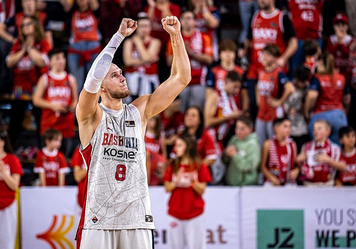 Tadas Sedekerskis celebra el triunfo baskonista en Manresa.