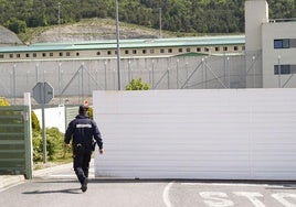 Uno de los accesos al centro penitenciario de Álava.