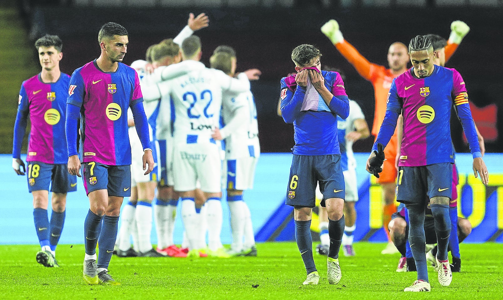 Los futbolistas del Barcelona, abatidos después de la derrota en Montjuic frente al Leganés