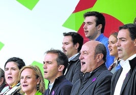 El presidente del EBB, Andoni Ortuzar, con otros miembros de la cúpula jeltzale en el aniversario de la muerte de Sabino Arana en noviembre en Sukarrieta.