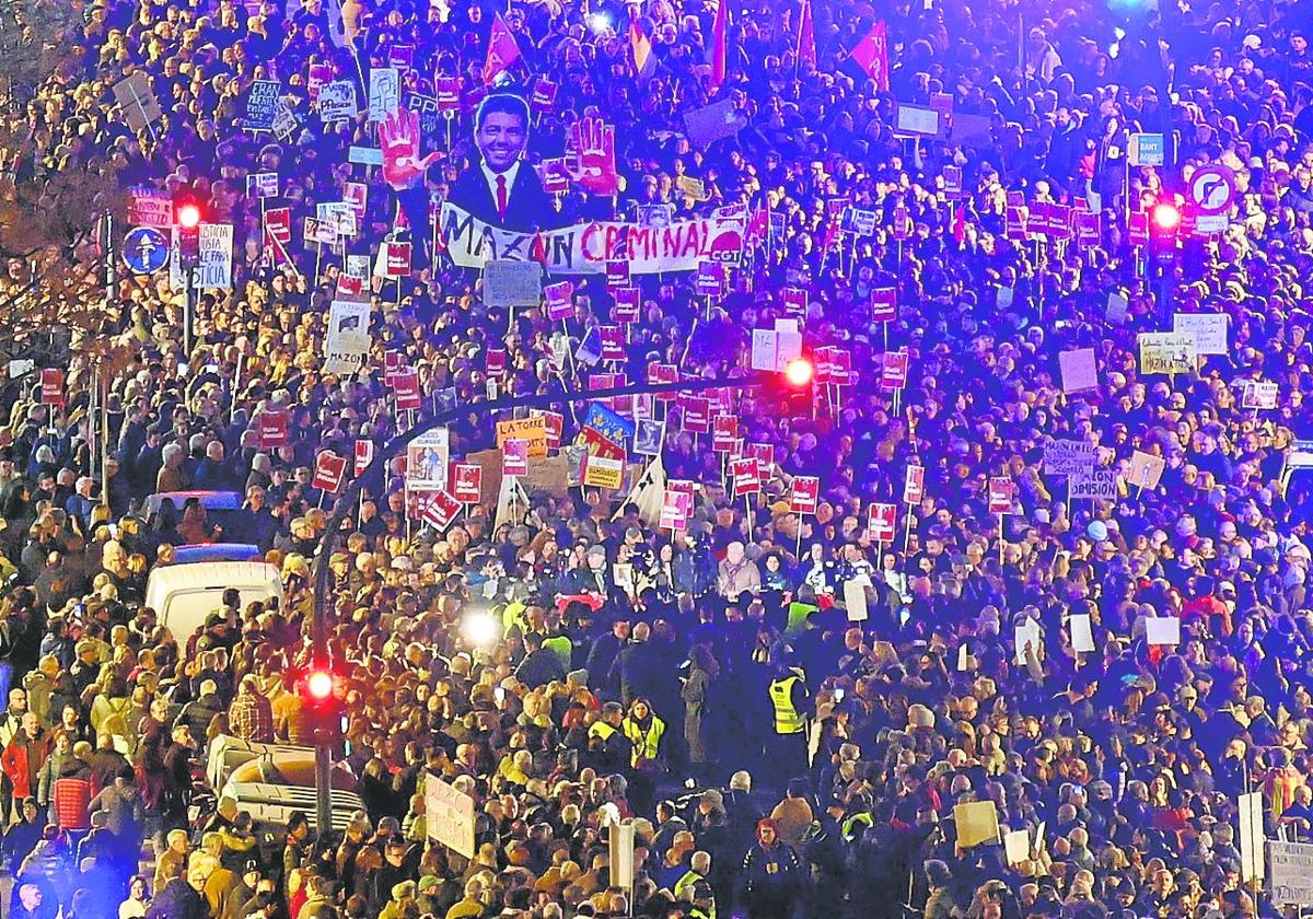 Miles de valencianos salen por tercera vez a la calle contra la gestión de la dana