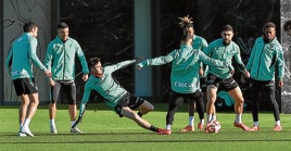 Los jugadores del Athletic, en el entrenamiento en Lezama.