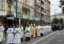 La procesión, a su paso por la calle Prado.