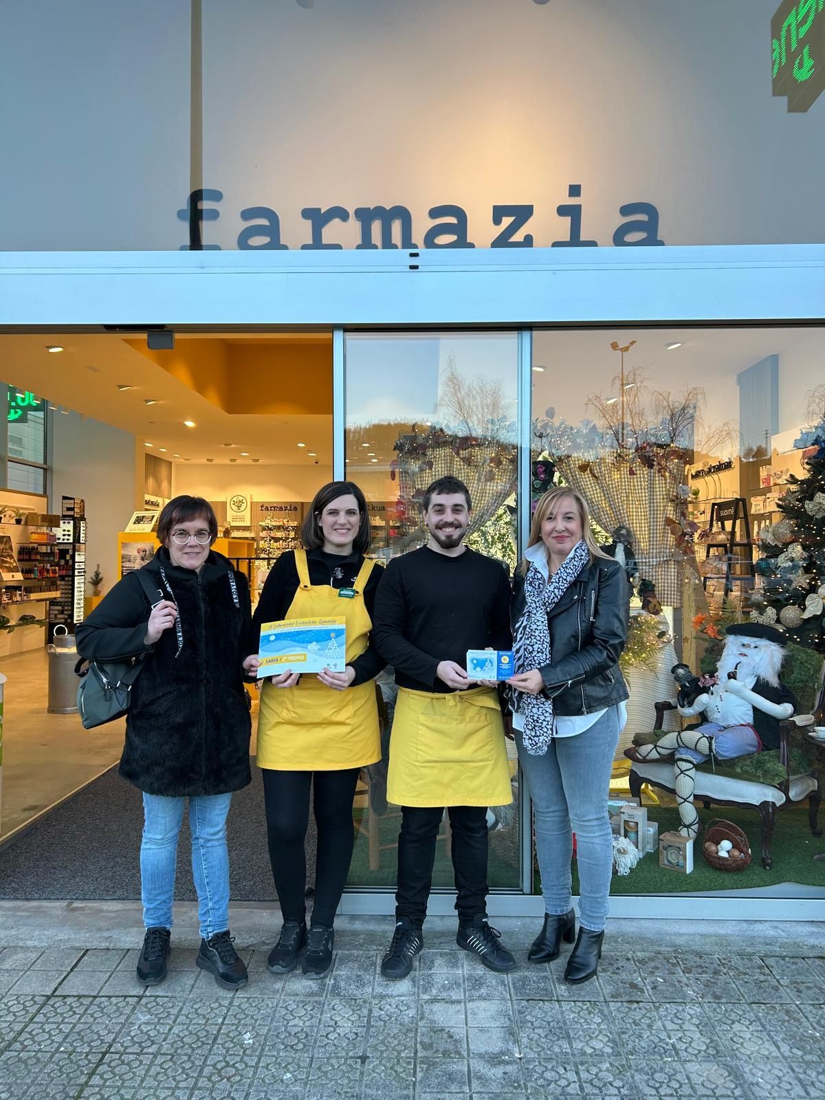 Imagen principal - Federópticos Apraiz vence en la segunda edición del concurso de esparates de Navidad en Abadiño