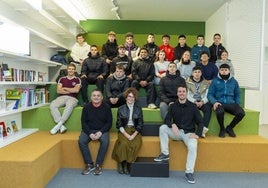 Los alumnos participantes en STARTInnova Araba con los técnicos de la Diputación y su coordinador.