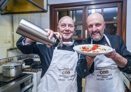 Fran Martínez de San Vicente y Kike Herrera, en la cocina de Amairu Bat