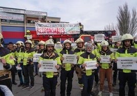 Concentración de bomberos en Aguirrelanda.