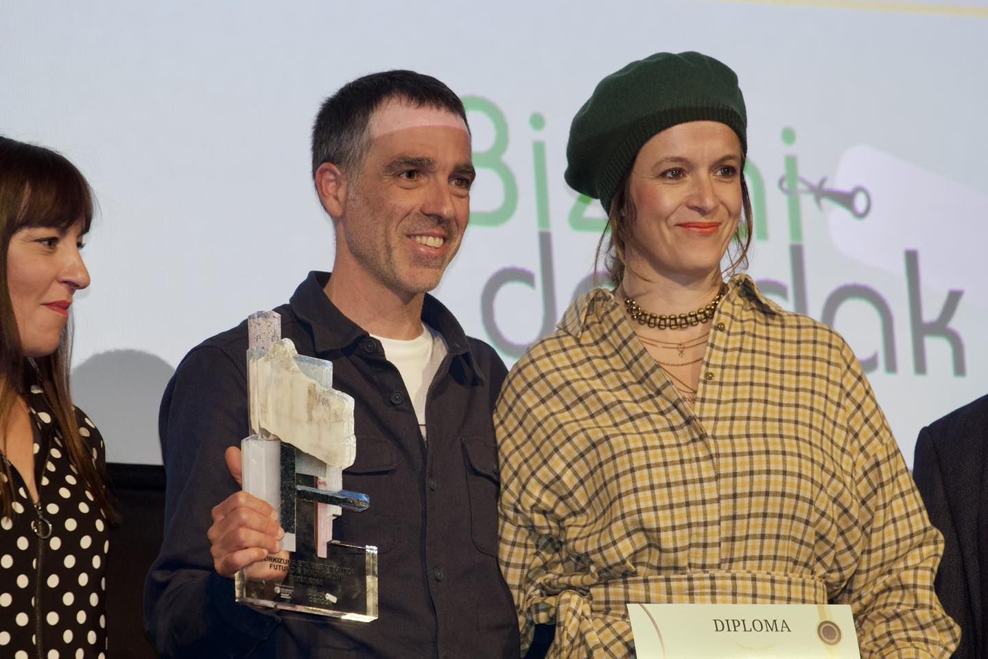 Los dueños de Dra! en el momento del premio recibido en la gala del comercio de Bizkaia.