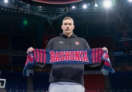 Samanic ya luce los colores del Baskonia en el Buesa Arena.