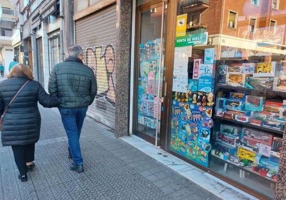 Exterior del local regentado por la víctima.