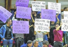 Las muestras de apoyo hacia la joven denunciante se sucedieron en la calle y en el campo del Gernika.