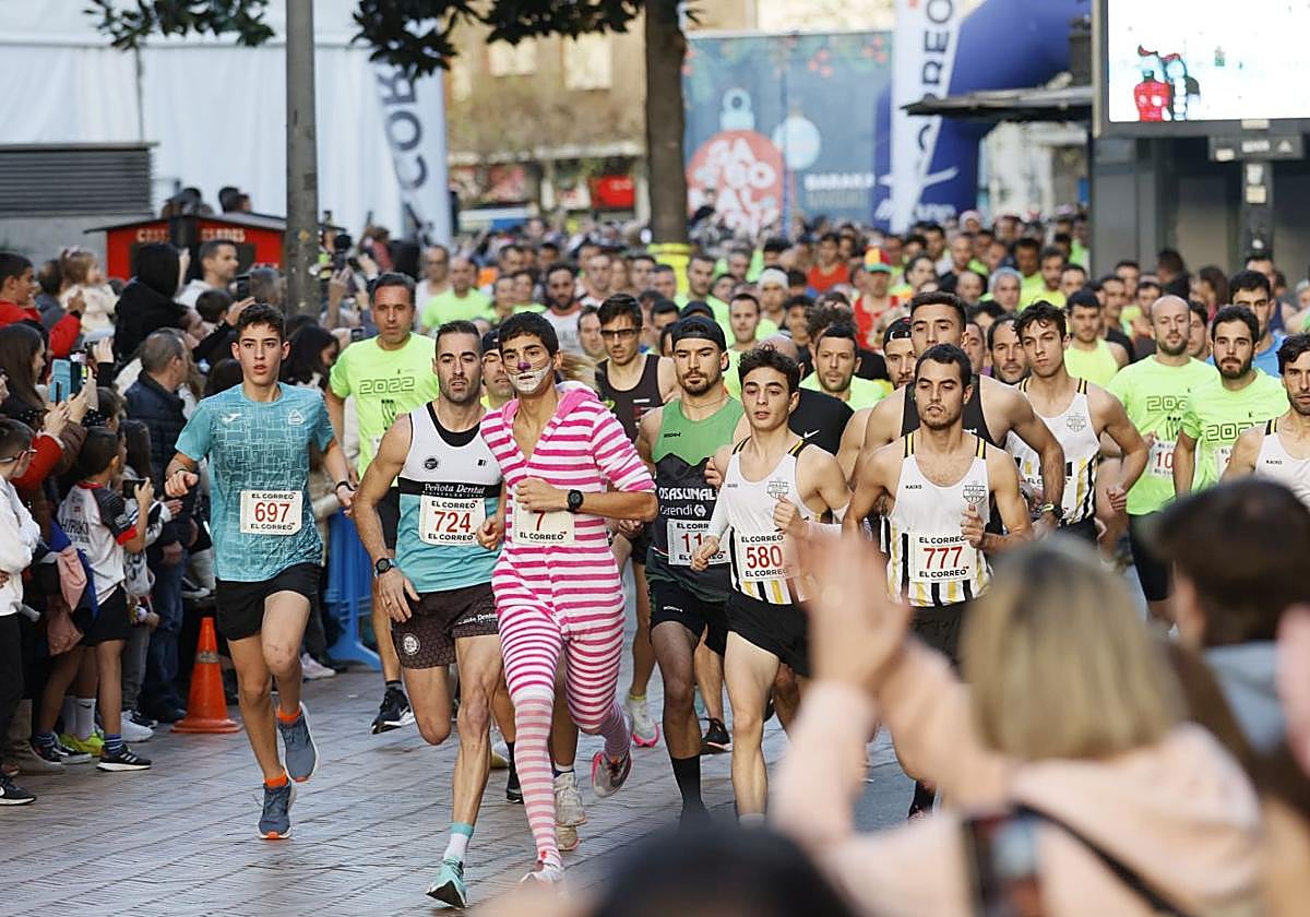 Algunos participantes optan por completar la carrera disfrazados.