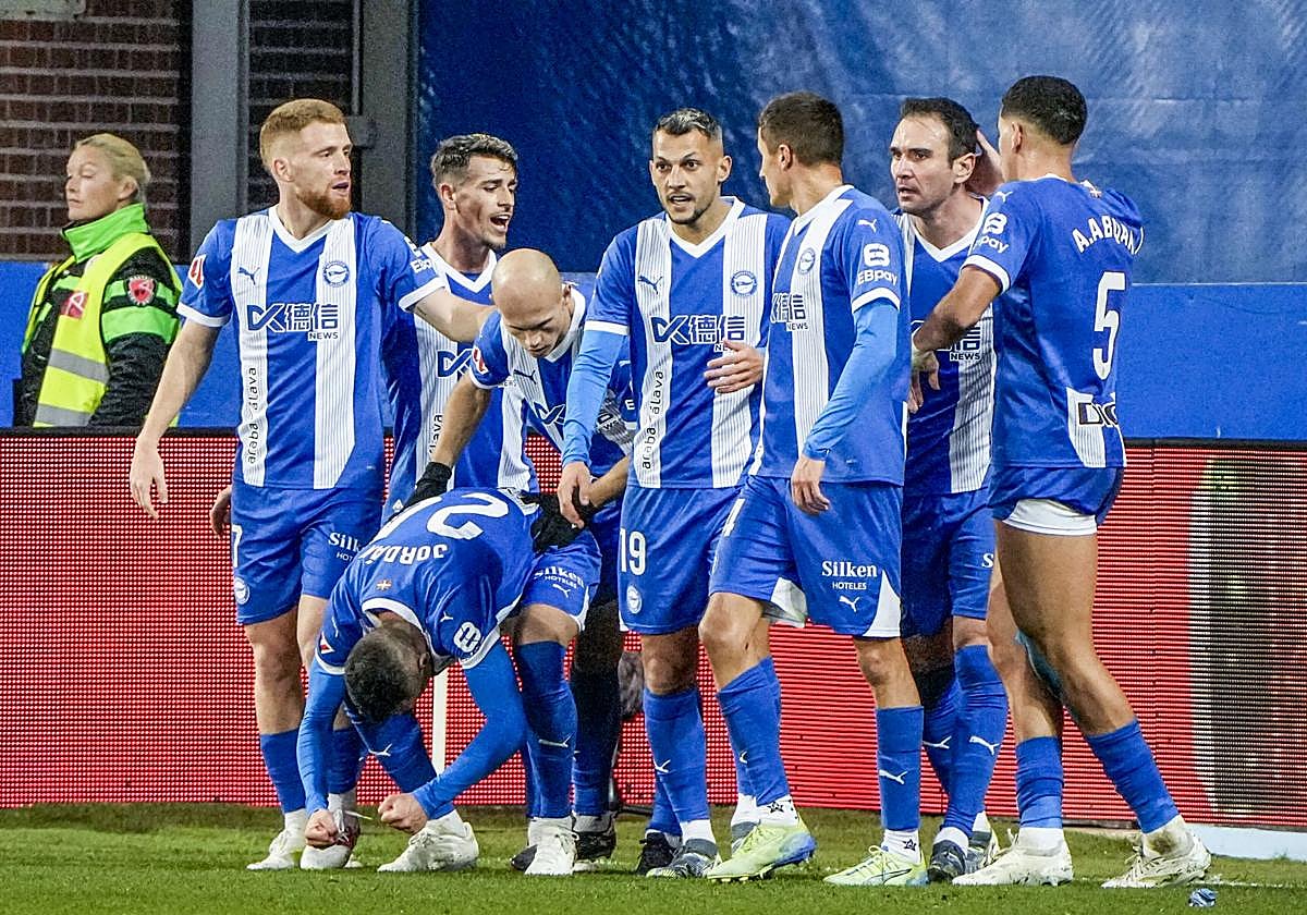 Los jugadores del Alavés celebran el tanto de Jordán que devolvió la igualada al marcador en el derbi contra el Athletic en Mendizorroza