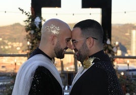 Iñaki y Alex, durante su boda en Kobetas la tarde de Nochevieja.