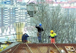 Trabajadores de la construcción en la obra de un edificio.