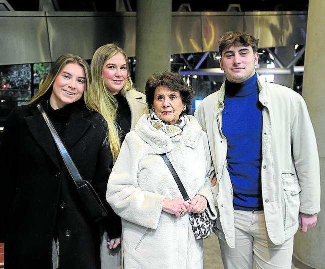 Lucía Arrieta, Begoña Arrieta, Isabel Pérez Pons y Javier Arrieta. 