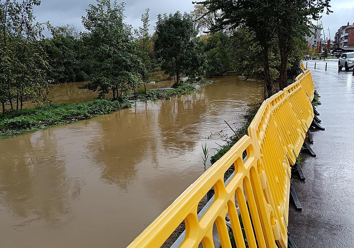 El último episodio de crecidas en octubre inundó el bidegorri y desprendió un talud cerca de Fadura.