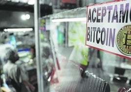 Imagen de un establecimiento con un cartel en el que se indica que se aceptan bitcoins.