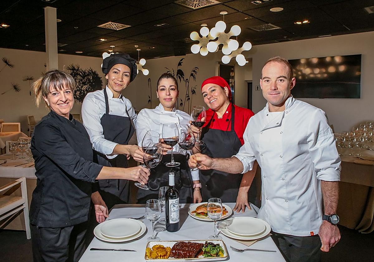 Arantza Galán, Patricia Franca, Hanan Khiouich, Marc Seriola y Veronica Silva brindan en el restaurante Bakh de Vitoria