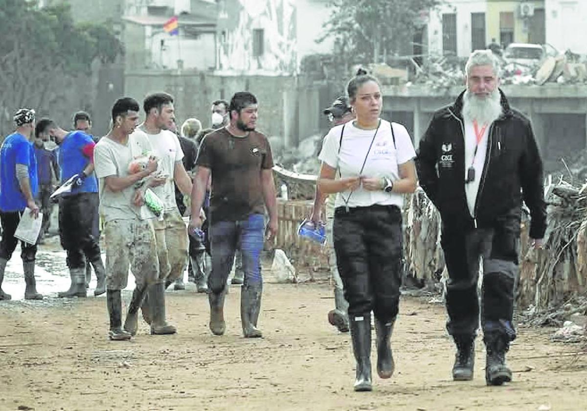 Álvaro Sáiz y Ainhoa Crespo, de GBGE, trabajando por las calles de Paiporta.