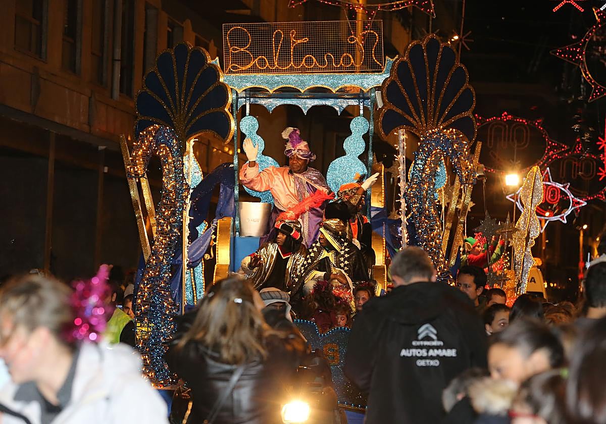 El rey Baltasar saluda a los niños de Getxo a su paso por Las Arenas en la cabalgata del año pasado.