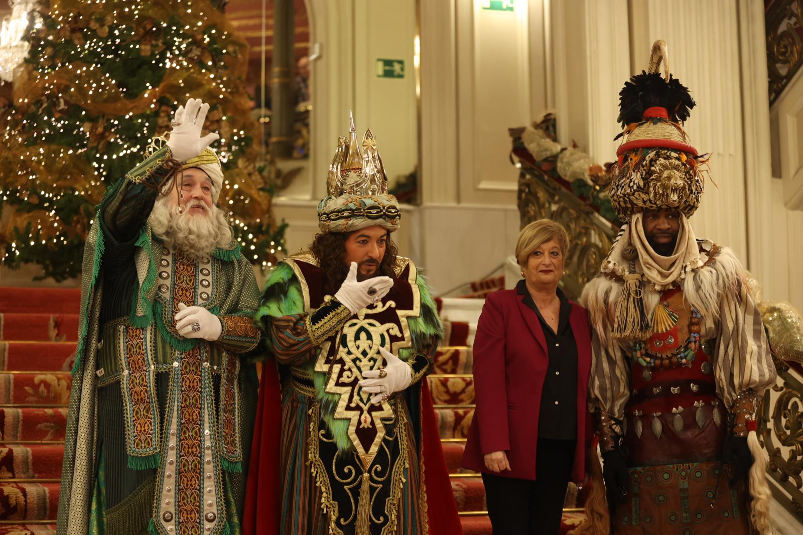 Imagen principal - Los Reyes Magos en Bilbao: «Después de los regalos, unas gildas y unos pintxos morunos»