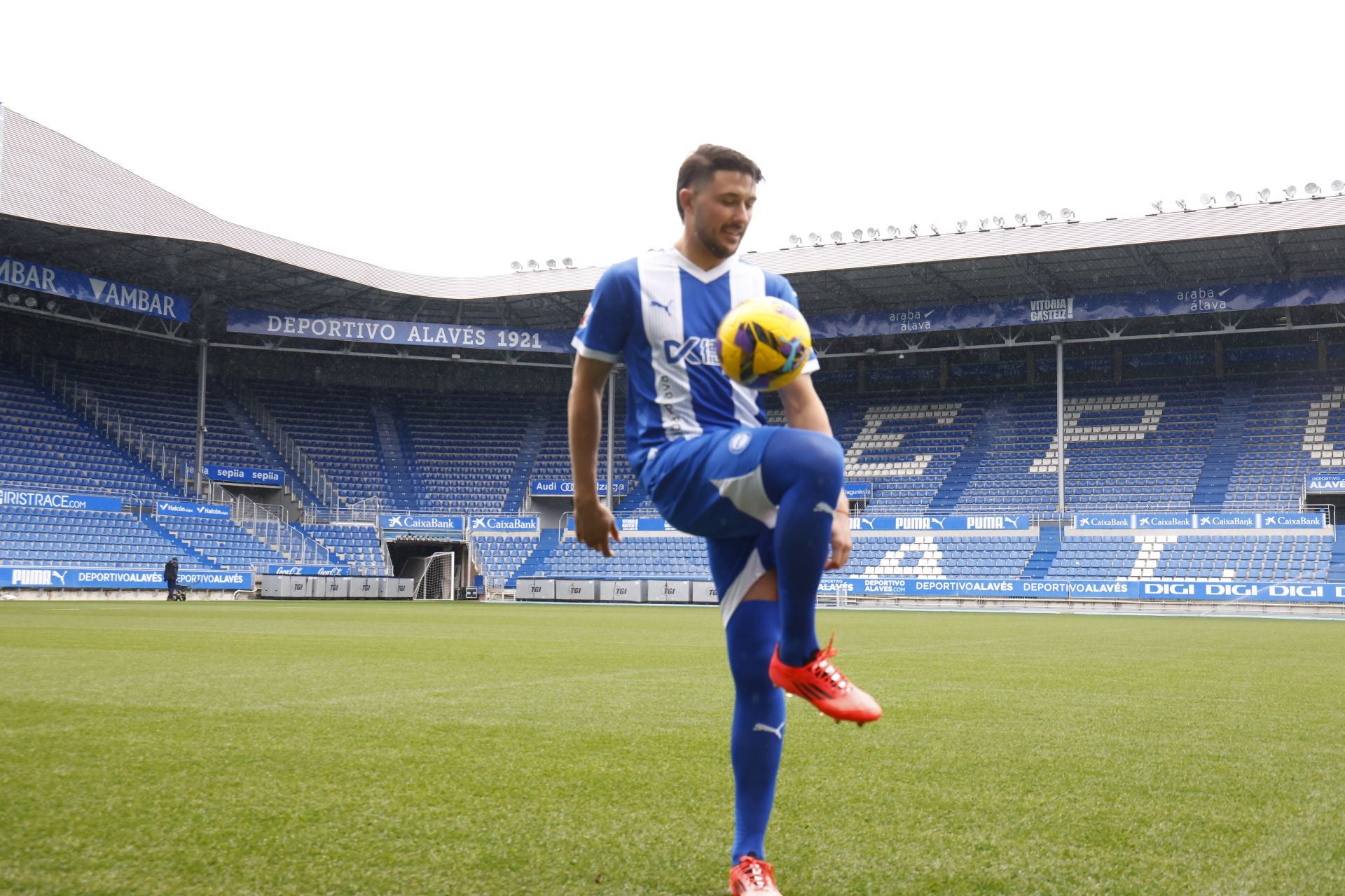 Imagen secundaria 2 - Facundo Garcés: «Le di mi palabra al Alavés hace un año y aquí estamos»