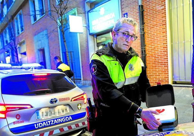 Sergio Castellanos, con su kit de primeros auxilios.