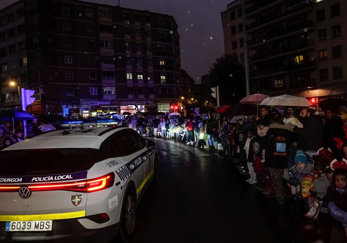 Aunque hubo presencia de la Policía Local, durante la cabalgata de Olentzero hubo que desplegar patrullas de la Ertzaintza para cubrir algunos cortes