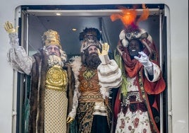 Los Reyes Melchor, Gaspar y Baltasar en su llegada en tren a Vitoria hace un año.