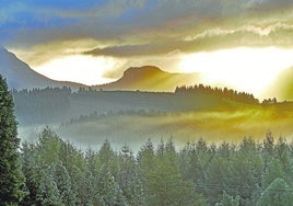 El Orisol, un ancho monte de caliza rodeado de frondosos bosques.