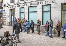 Ciudadanos hacen cola en una oficina de la Seguridad Social en Vitoria.