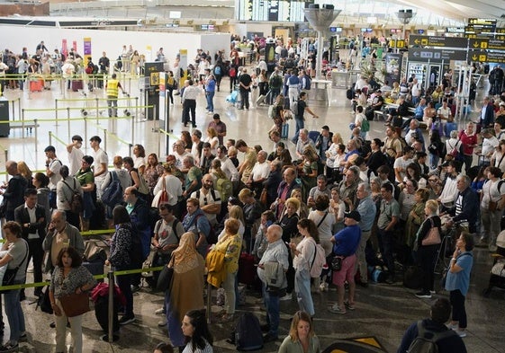 Los viajeros se amontonan en la terminal de Loiu, cada vez con más frecuencia abarrotada, en una jornada de verano.