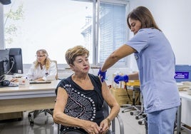 Una mujer recibe la dosis de vacuna antigripal en un centro de salud de Vitoria.
