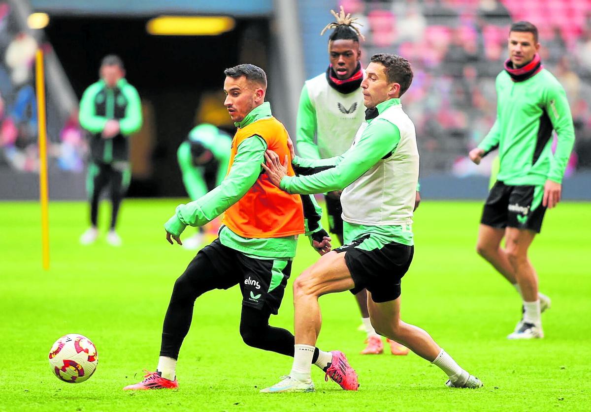 De Marcos y Berenguer pelean por un balón en el reciente entrenamiento a puerta abierta en San Mamés.