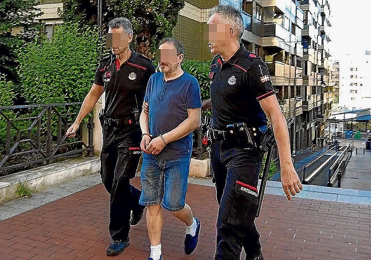 Momento en el que los ertzainas detuvieron al hombre que será juzgado por la muerte de su madre.