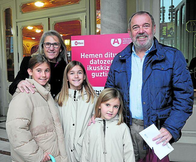 Amaia Villaro, Lucía Piñeiro, Iria Villaro, Ane Villaro y Alberto Santillán.