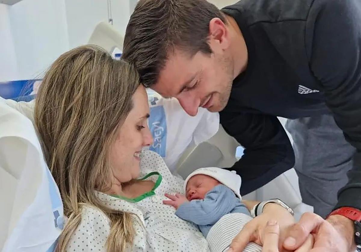 Marta y Diego miran embelesados al pequeño Diego.