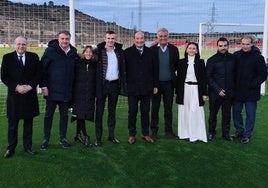 Delegación del Athletic en la ciudad deportiva del UD Logroñés, con Antonio Miguel Carmona a la izquierda.