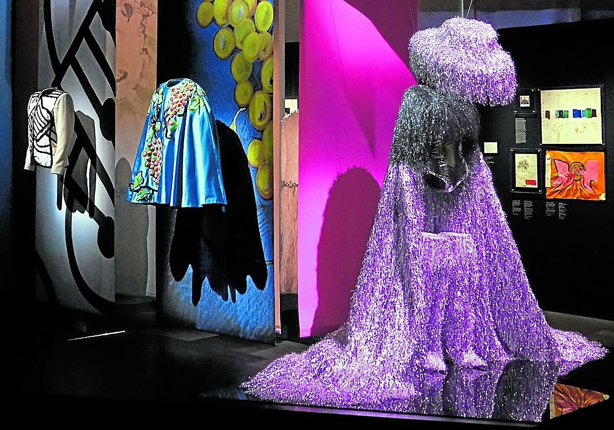 La exposición reúne desde muestras de tejido hasta las más sofisticadas creaciones.