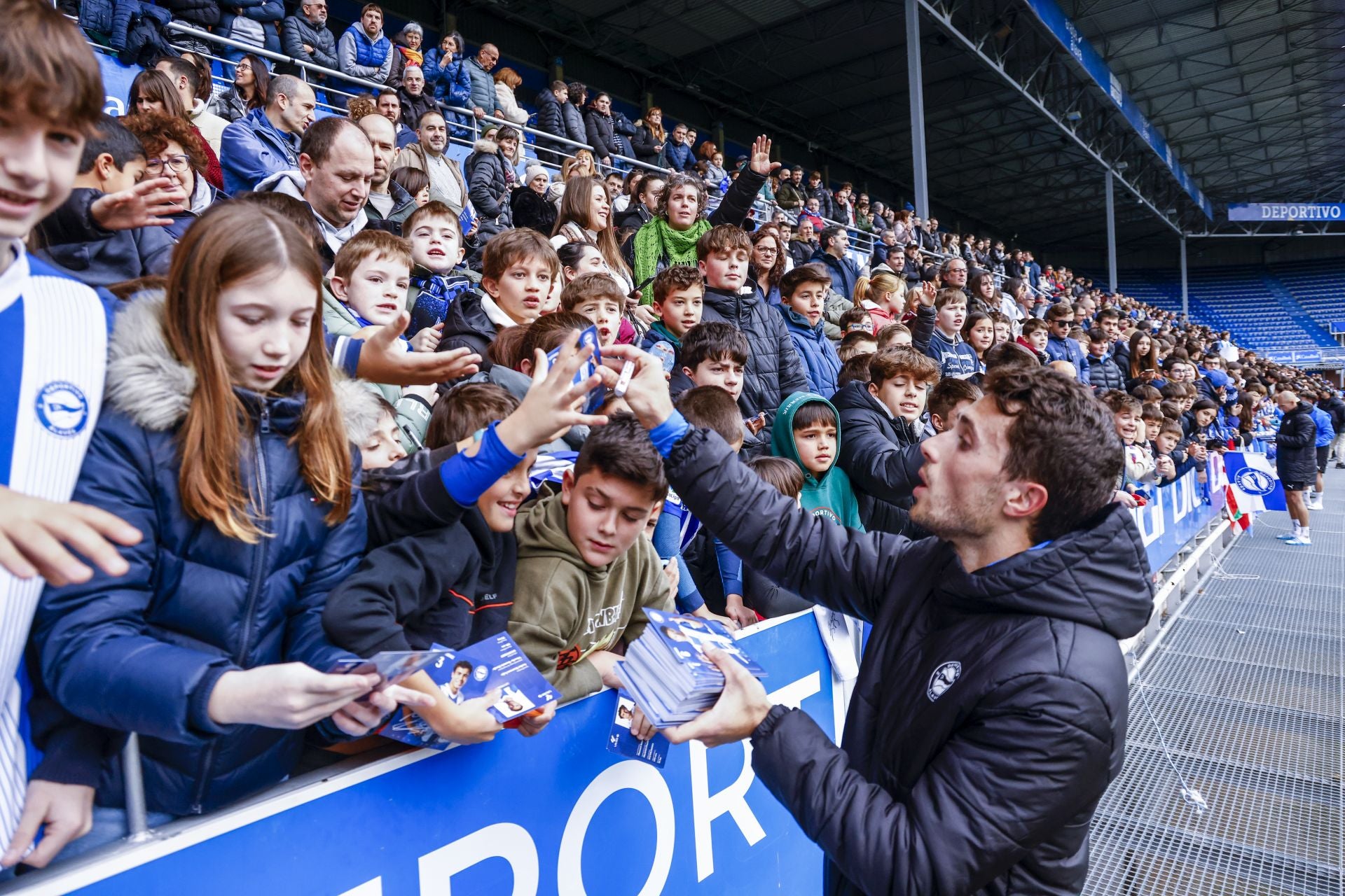 El Alavés se abraza con su afición