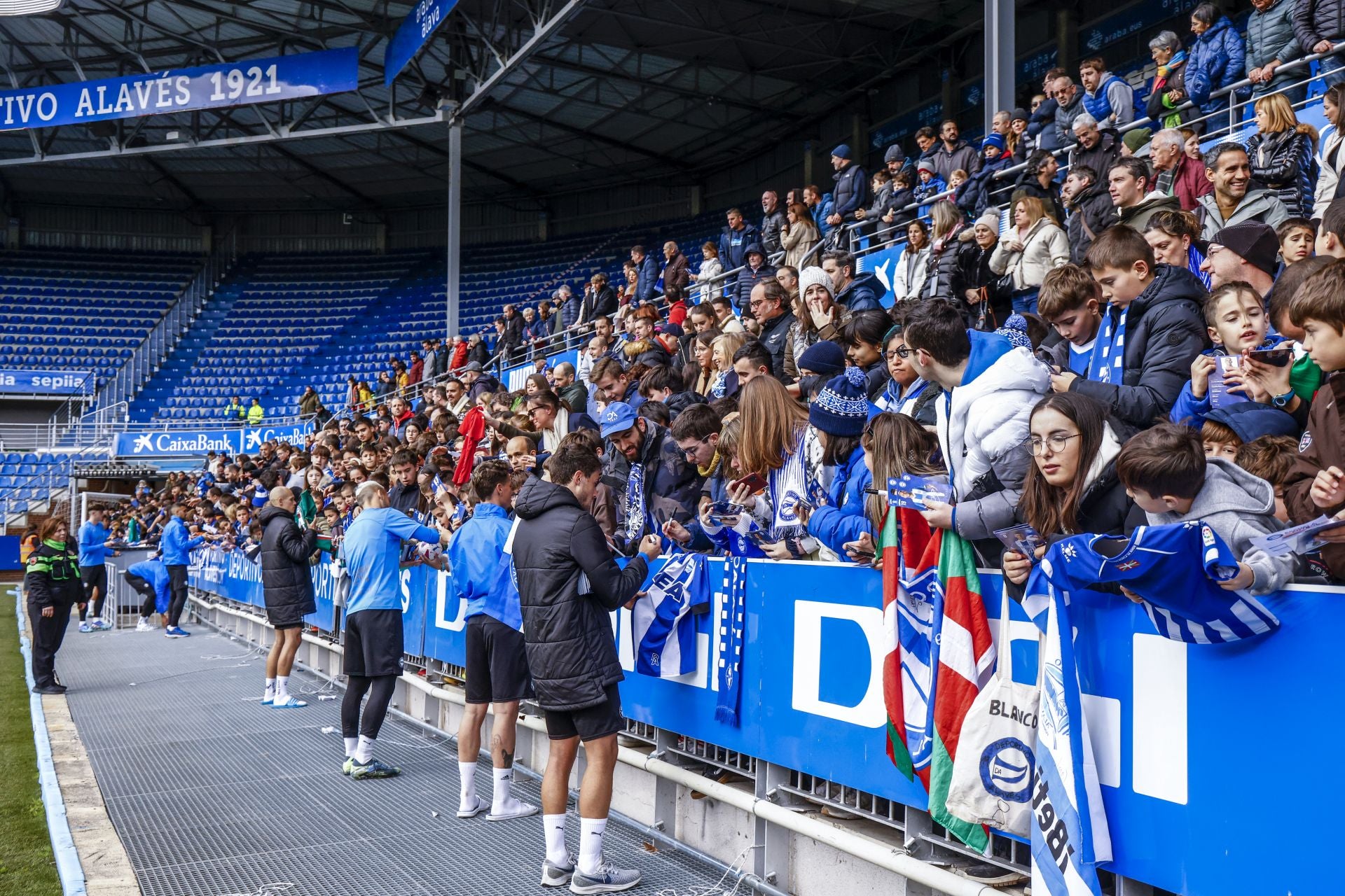 El Alavés se abraza con su afición