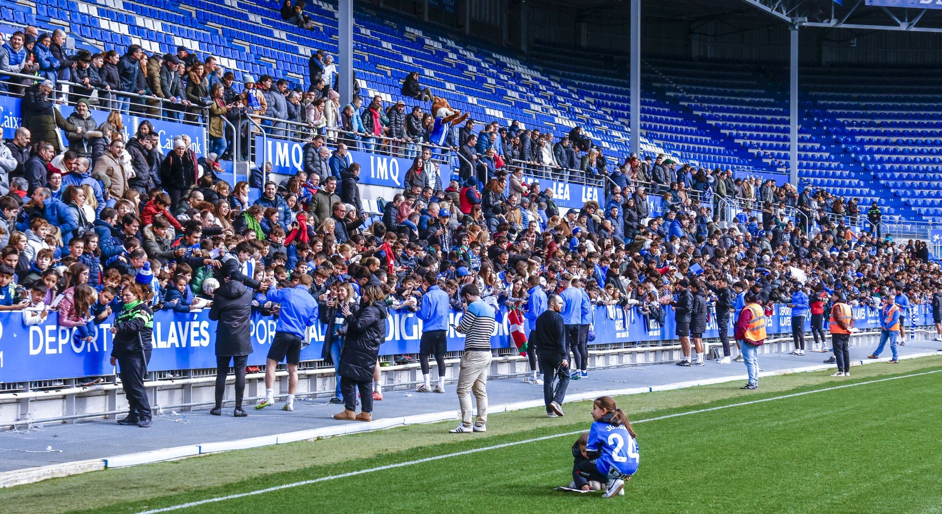 El Alavés se abraza con su afición