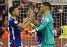 De Marcos y Agirrezabala felicitan con alivio a Unai Gómez tras lograr el penalti que dio el pase a octavos.