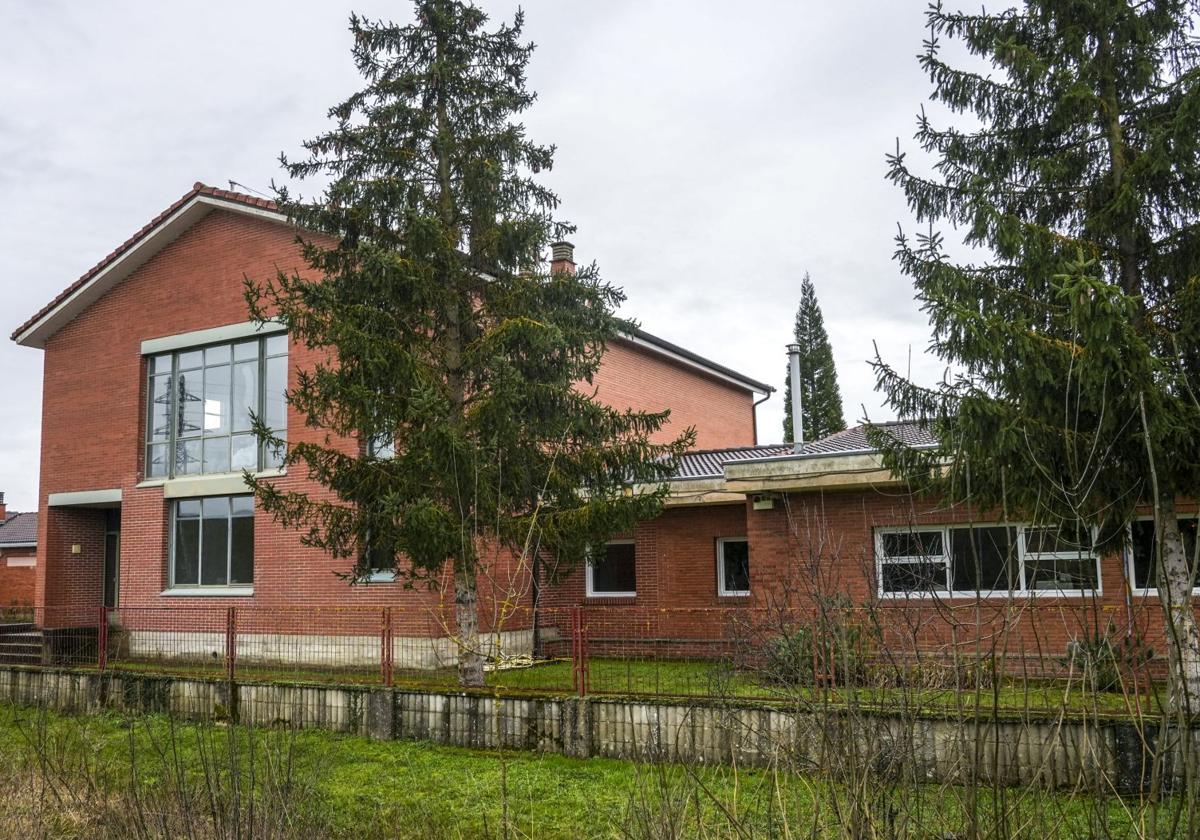 Fachada exterior del laboratorio pecuario de Eskalmendi, que lleva funcionando desde hace 42 años.