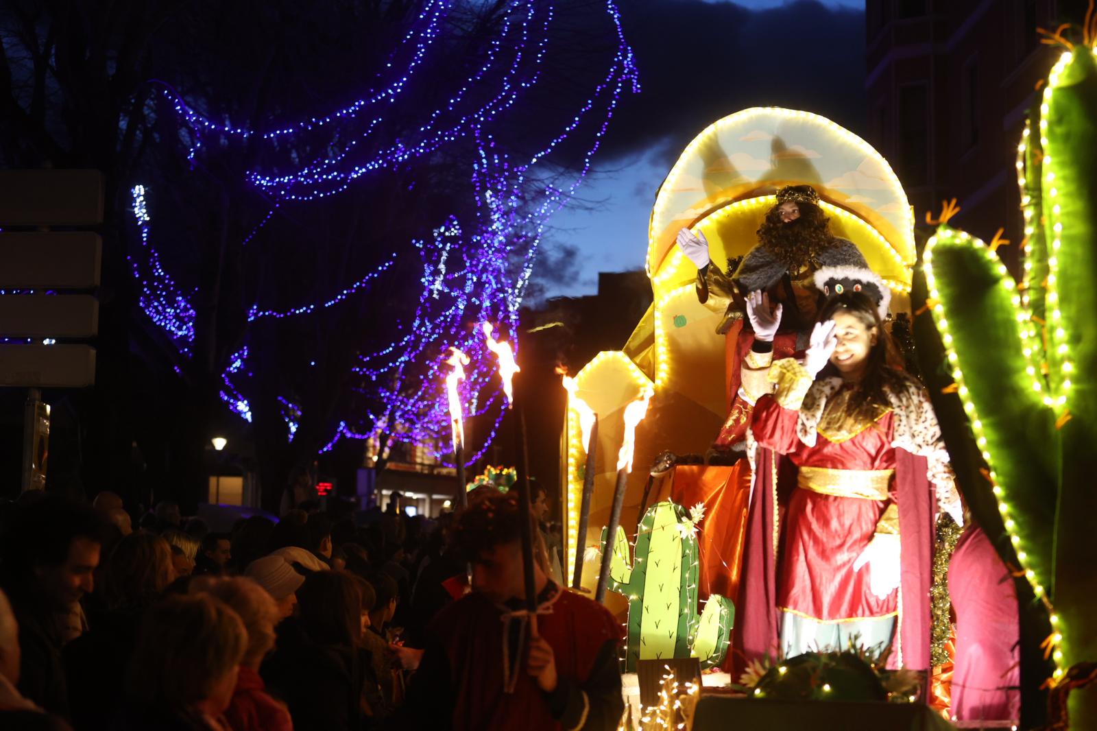 Melchor, Gaspar y Baltasar despliegan su magia en Basauri