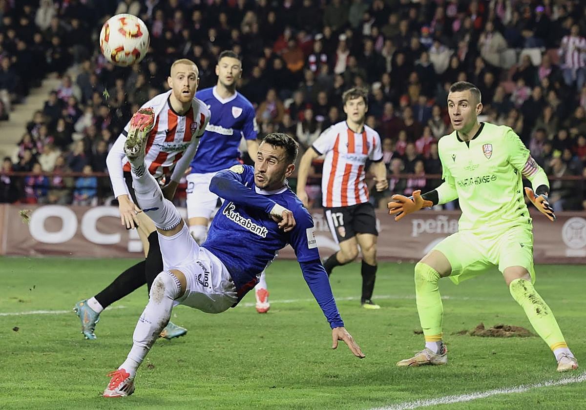 Berenguer busca sorprender al portero rival con un remate acrobático.