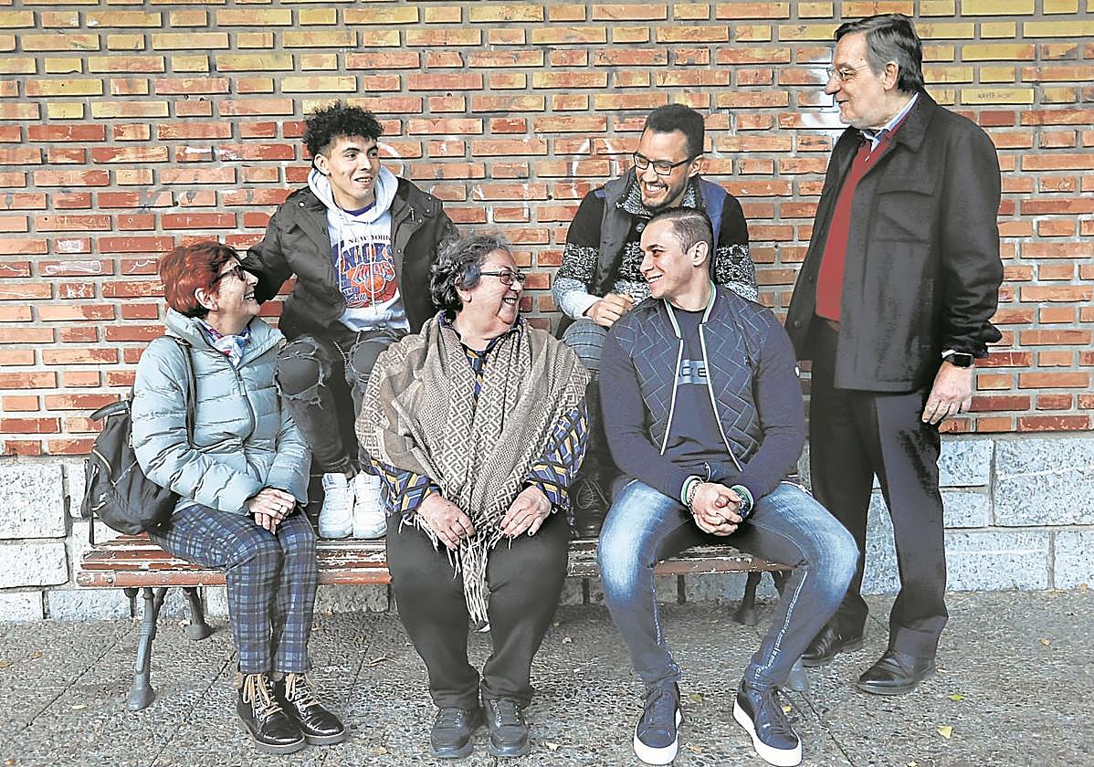 Juan Luis Ibarra, de pie a la derecha, junto a Omar, Marisol Fuentes y Agurtzane Begoña, sentados, e Ibrahim y Oussama, en la parte de arriba.
